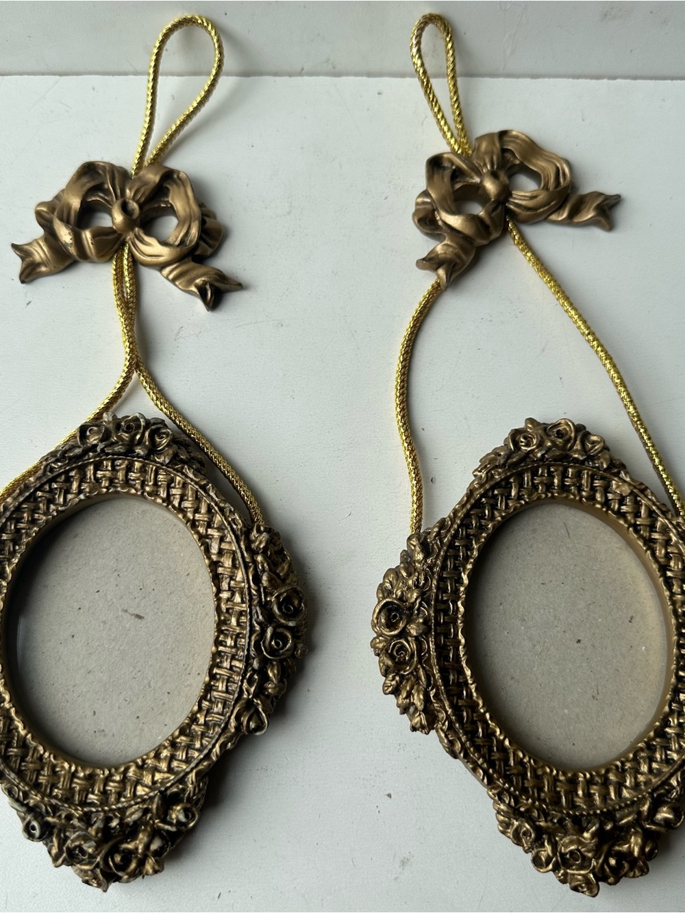 Vintage Gold Oval Wall Hanging Picture Frames Set of 2 Floral Ribbon Decor Pair
